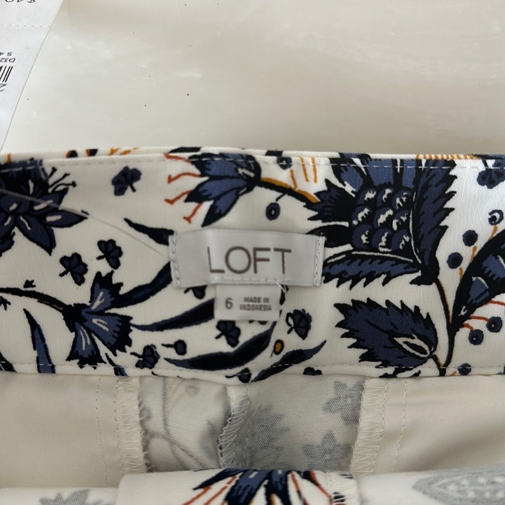 Loft SHORTS White blue flowers SZ 6 4” inseam zipper clasp button short QUALITY - Picture 3 of 15